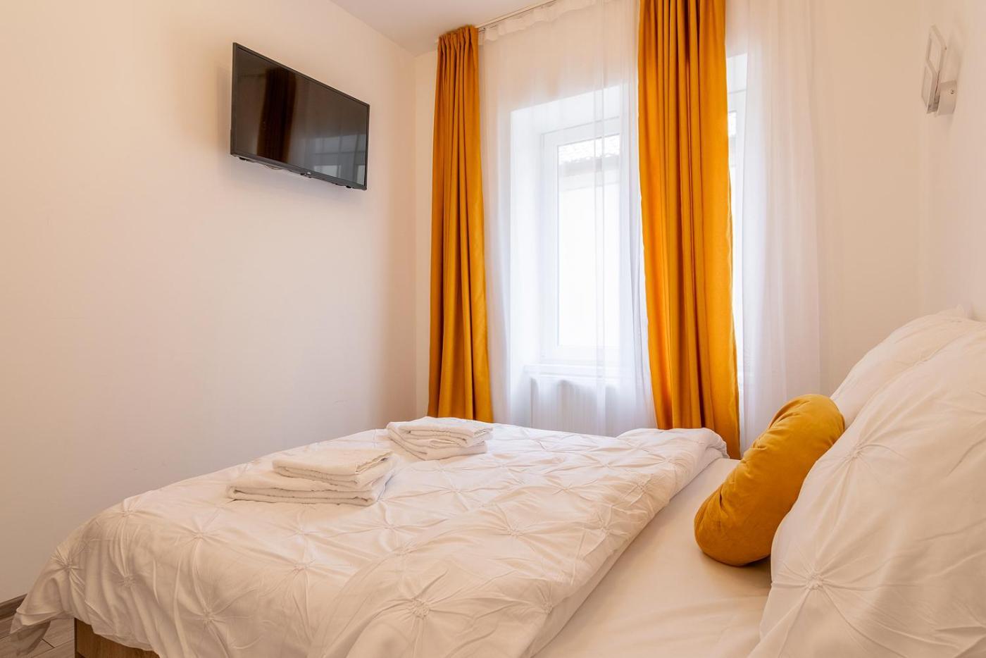 Old Town By Mm Host Apartment Brasov Exterior photo